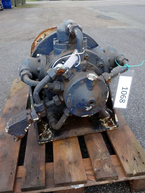 Image 3 of 4 - Tackle winch