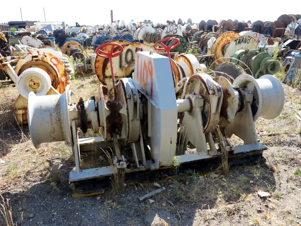 Image 1 of 5 - Anchor winch