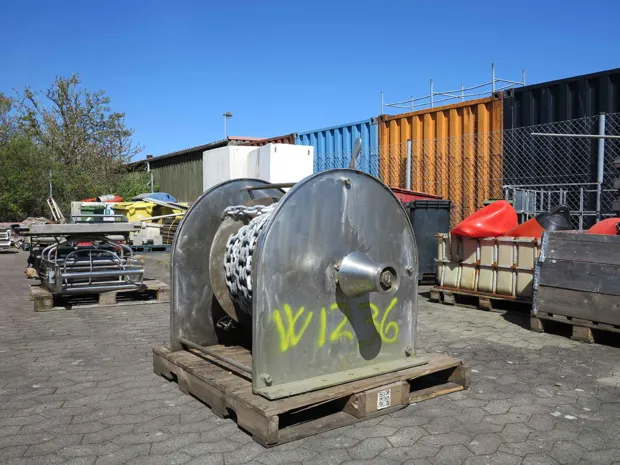 Image 3 of 7 - Anchor winch