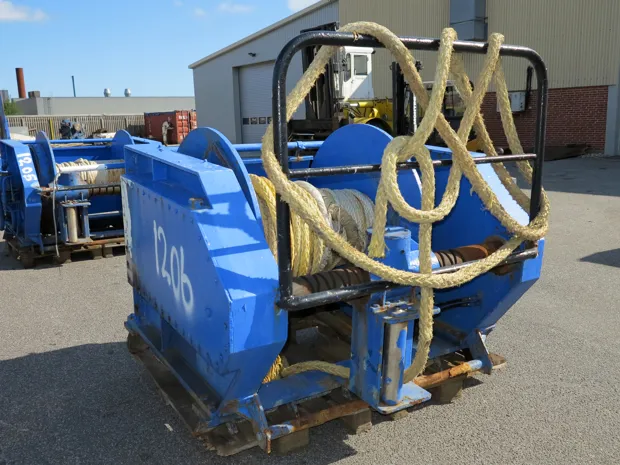 Image 1 of 5 - Split winch