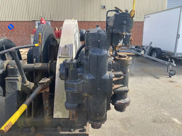 Image 5 of 10 - Anchor winch