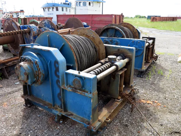 Image 3 of 5 - Split winch