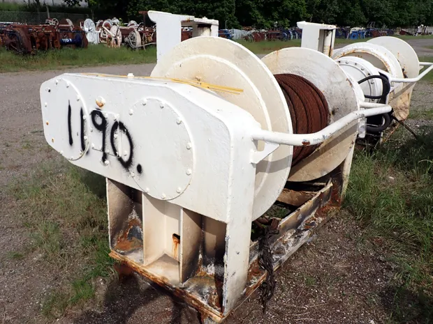 Image 3 of 4 - Split winch