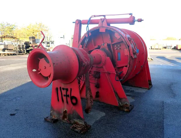 Image 5 of 8 - Anchor/mooring winch