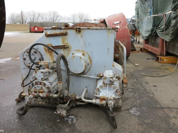 Image 2 of 4 - Split winch