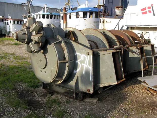 Image 1 of 2 - Trawl winch