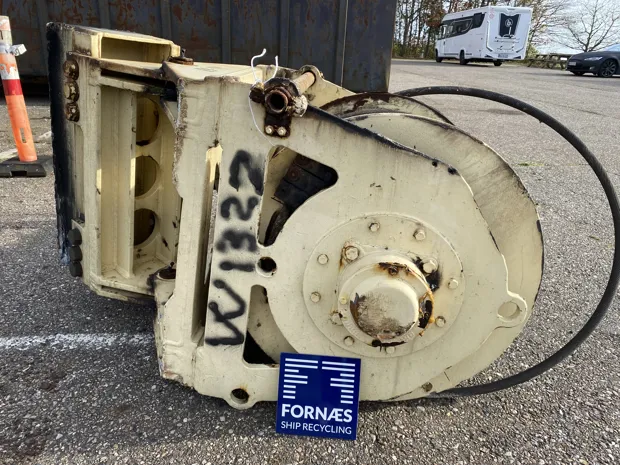 Image 2 of 5 - Small winch