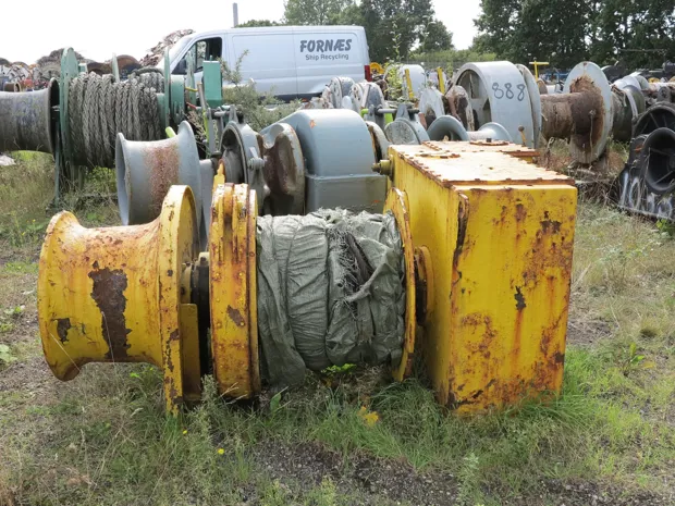 Image 1 of 5 - Anchor winch