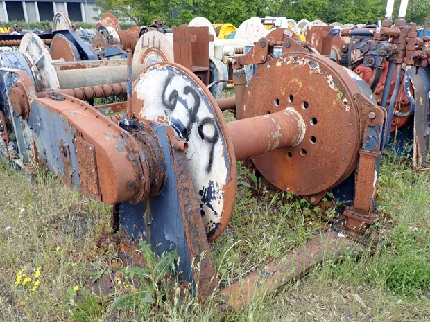 Image 1 of 3 - Split winch