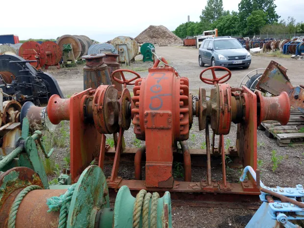 Image 3 of 3 - Anchor winch