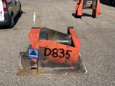 D835