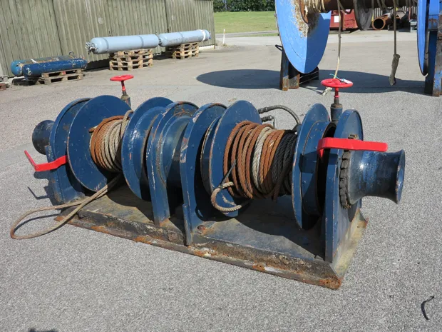 Image 4 of 5 - Wire winch double