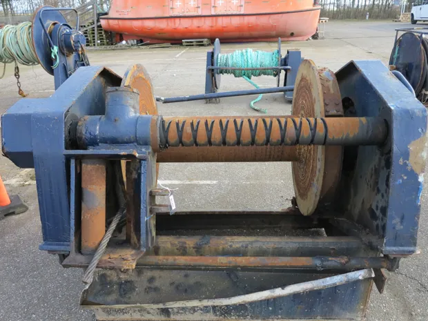 Image 5 of 9 - Split winch