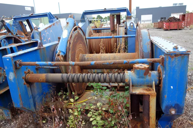 Image 3 of 3 - Split winch