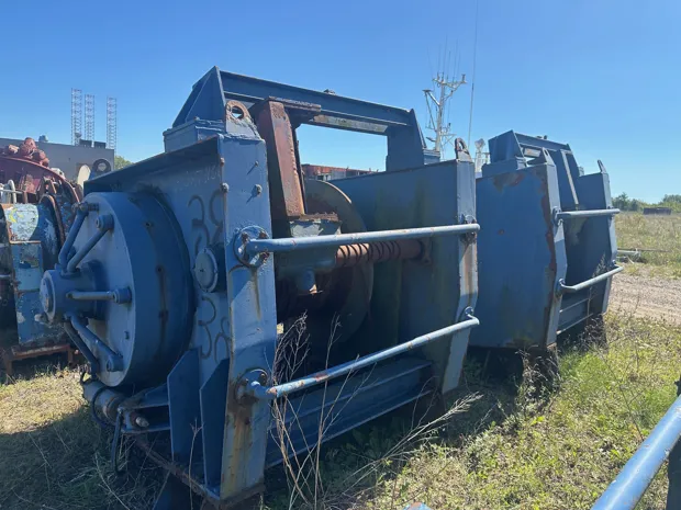 Image 5 of 5 - Split winch