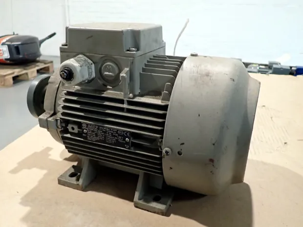 Image 1 of 3 - MEZ - 7AA100L04