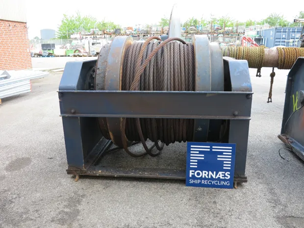 Image 1 of 6 - Split winch