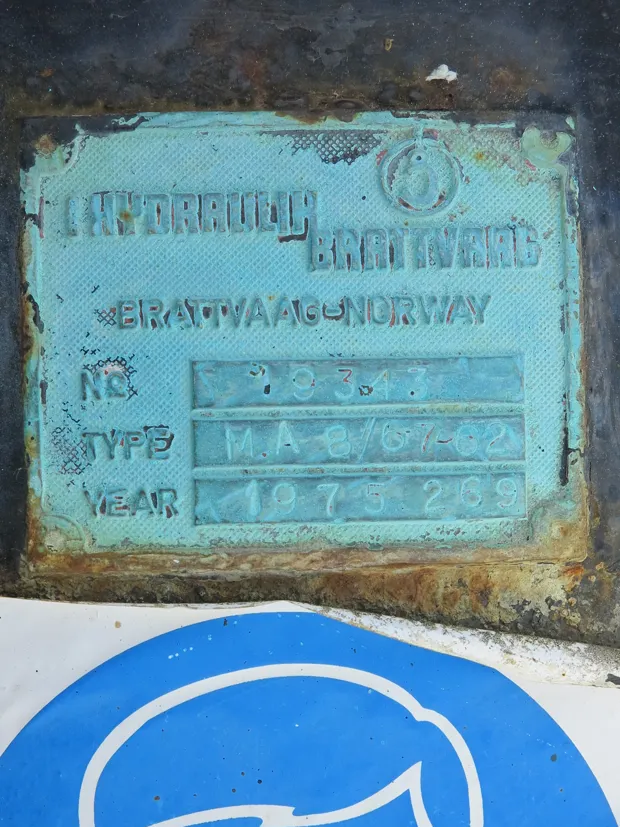 Image 7 of 7 - Anchor winch