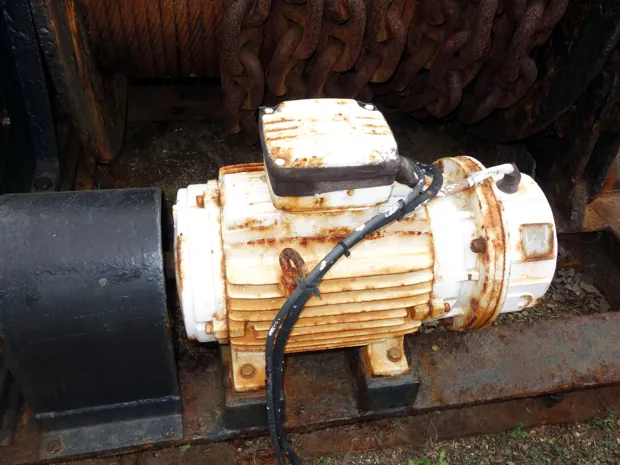 Image 4 of 5 - Anchor winch