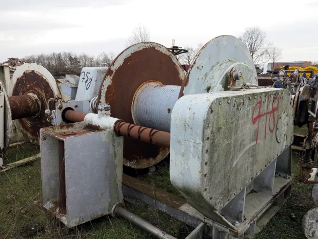 Image 4 of 6 - Split winch