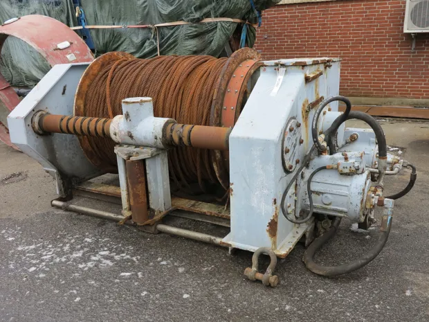 Image 1 of 4 - Split winch