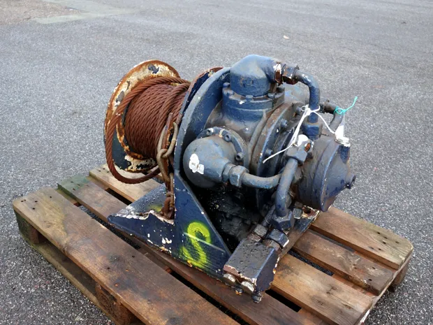 Image 4 of 4 - Tackle winch
