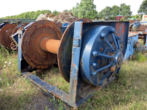 Image 2 of 5 - Split winch