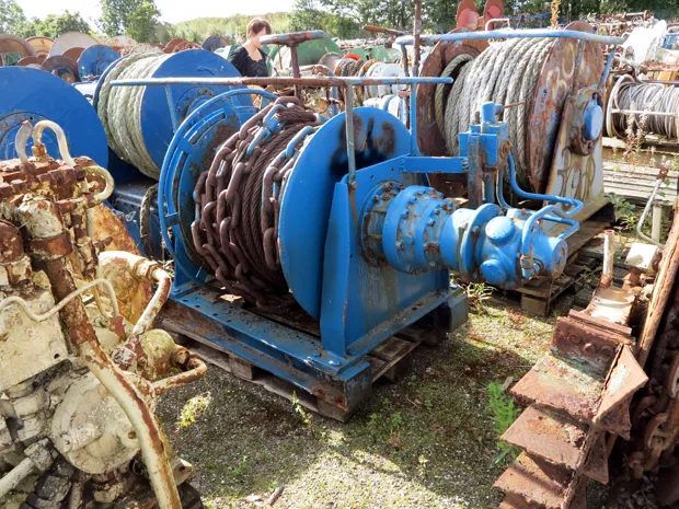 Image 1 of 2 - Mooring winch