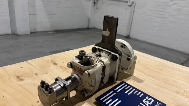 Image 4 of 8 - Danfoss  - OMT 160 T