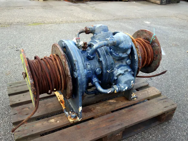 Image 4 of 4 - Tackle winch