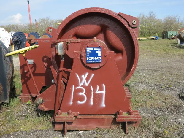 Image 3 of 9 - Anchor winch