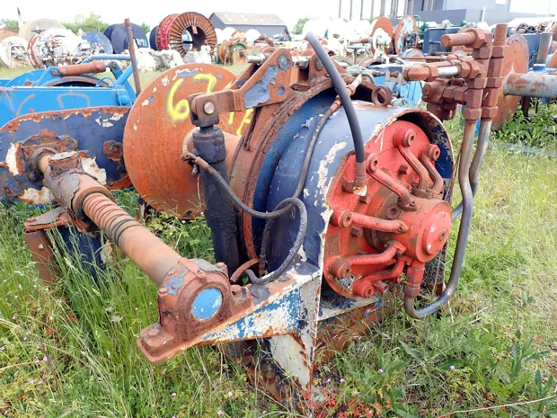 Image 2 of 4 - Split winch