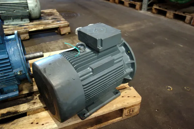 Image 1 of 3 - VEM - K21R 160L2