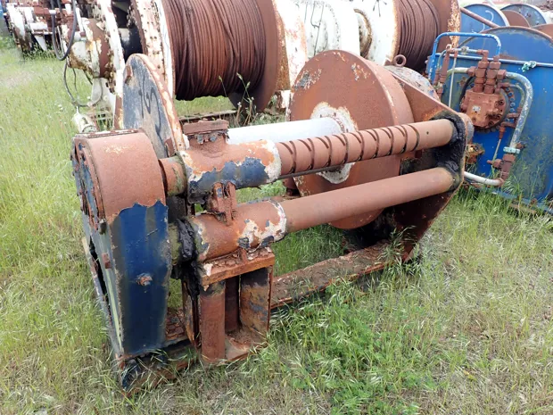 Image 1 of 4 - Split winch